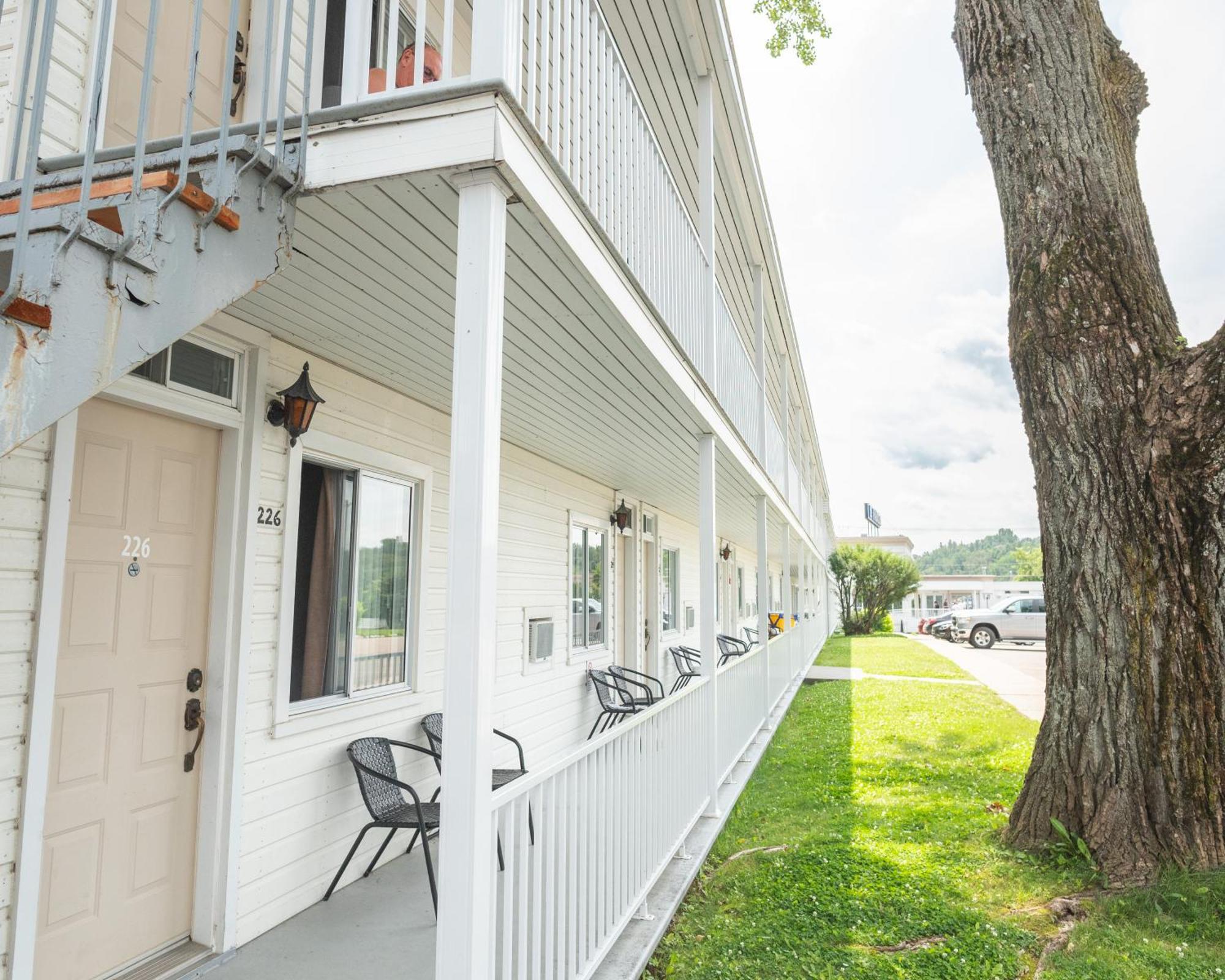Auberge Le Parasol Chicoutimi المظهر الخارجي الصورة