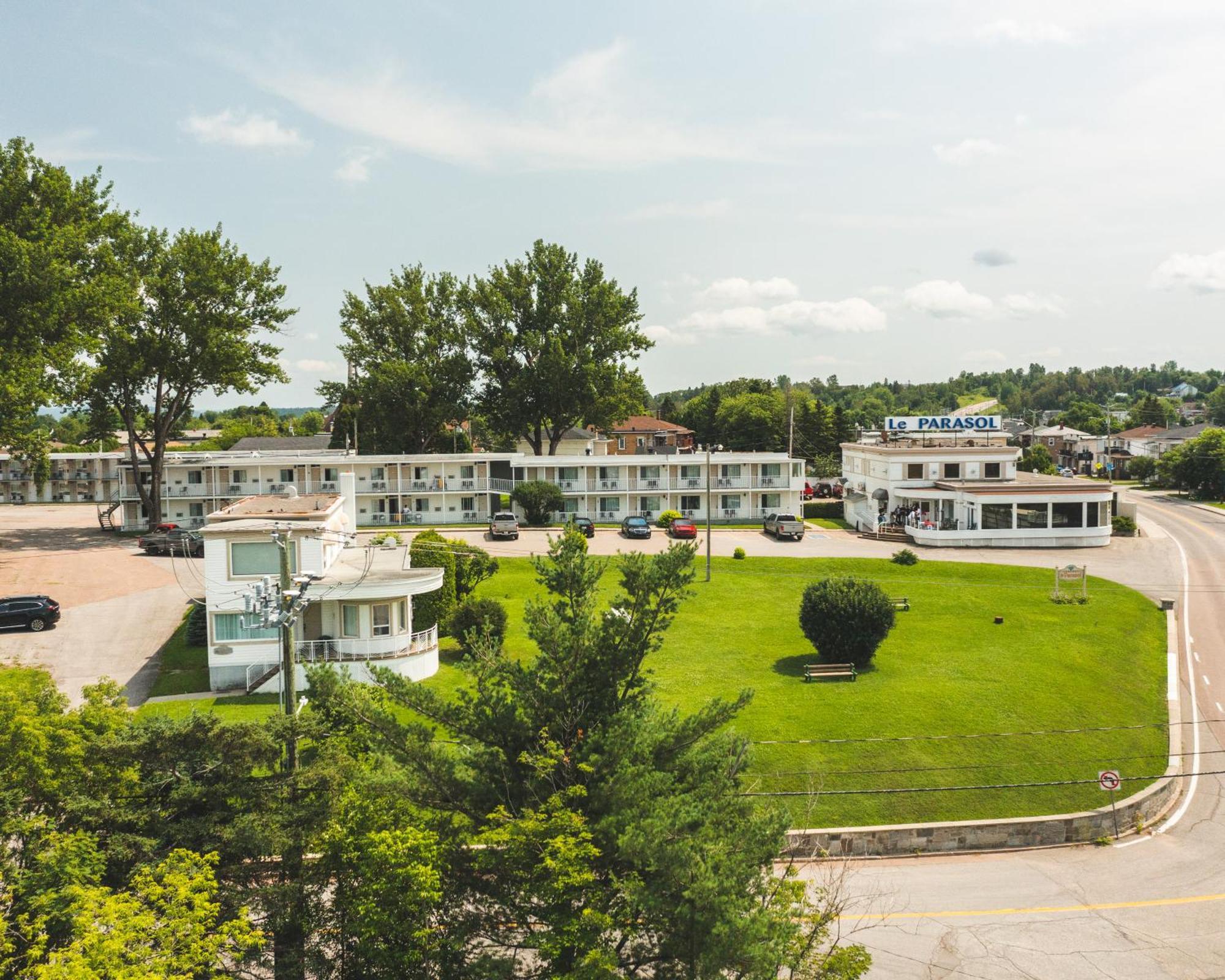 Auberge Le Parasol Chicoutimi المظهر الخارجي الصورة