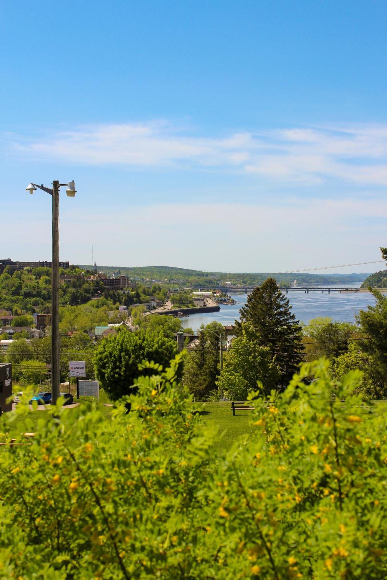 Auberge Le Parasol Chicoutimi المظهر الخارجي الصورة