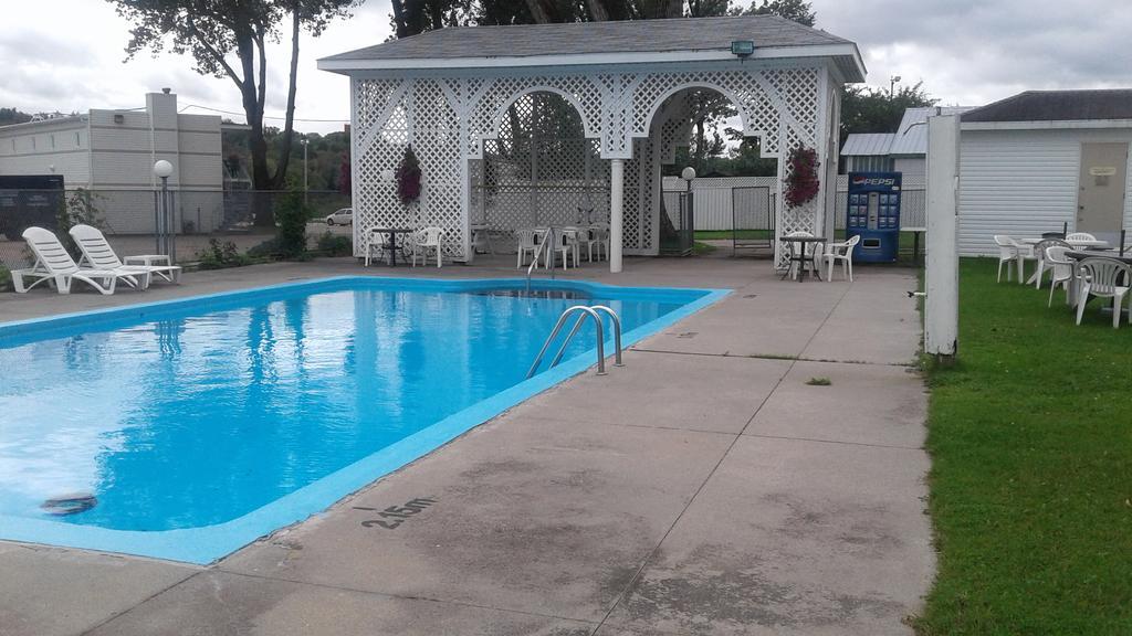 Auberge Le Parasol Chicoutimi المظهر الخارجي الصورة